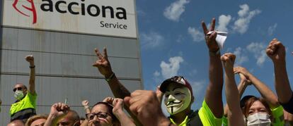 Trabajadores de Acciona Facility Services, en la planta de Nissan de Barcelona.