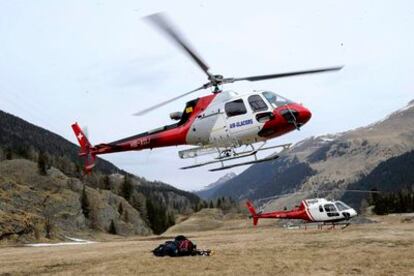 Un helicóptero de los servicios de rescate despega de Bourg-St-Pierre (Suiza).