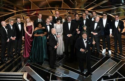 El equipo de ‘La forma del agua’ celebra el Oscar a Mejor Película en los Oscar 2018. 
 