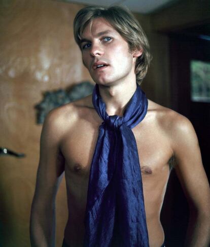 Helmut Berger. El retrato de Dorian Gray.
Helmut Berger, Oscar Wilde, El retrato de Dorian Gray, la estética de los 70, humor Camp y dosis de androginia decadente. Agítese y sírvase en vaso largo o de tubo. El triunfo del buen gusto o del mal gusto. Pionero en el cultivo de esa “belleza fatal”, Helmut Berger hizo suya a modo de bandera estética la frase de Wilde: “La naturalidad es una pose difícil de mantener”.