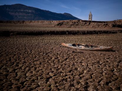 Una canoa abandonada en el pantano de Sau, en enero de 2024.