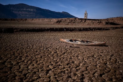 Una canoa abandonada en el pantano de Sau, en enero de 2024.
