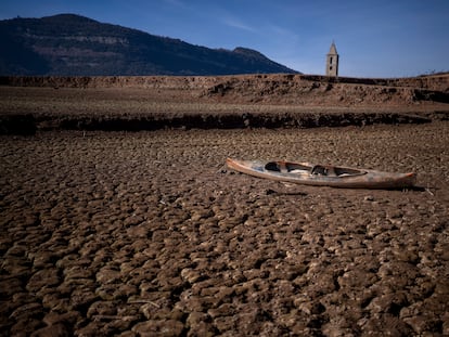 Una canoa abandonada en el pantano de Sau, en enero de 2024.