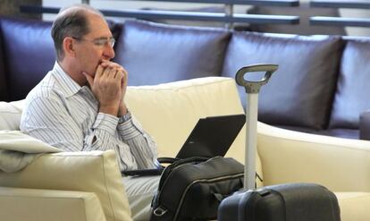 El abogado Brian Currin consulta su portátil hoy en un hotel de Bilbao.