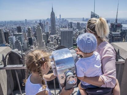 Gosi Bendrat, con sus dos hijos Daniela y Oliver, en lo alto del mirador del Top of the Rock, en Nueva York (EE UU).