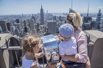 Gosi Bendrat, con sus dos hijos Daniela y Oliver, en lo alto del mirador del Top of the Rock, en Nueva York (EE UU).