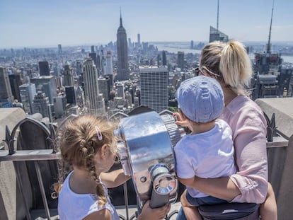 Gosi Bendrat, con sus dos hijos Daniela y Oliver, en lo alto del mirador del Top of the Rock, en Nueva York (EE UU).