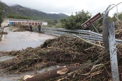 Estado en el que quedó un puente sobre el río Francolí, a su paso por la población de Vilaverd (Tarragona).