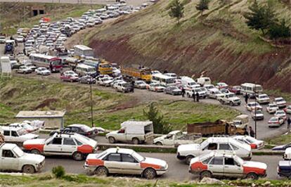 Kurdos iraquíes abandonaban ayer la ciudad de Erbil camino de las montañas, en el norte de Irak, por temor a la guerra.