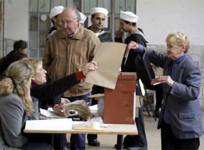 Una electora emite su voto en un colegio de la capital Montevideo.