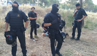 Els antidisturbis detenen una de les veïnes. 