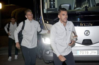 De derecha a izquierda, Ceballos, Llorente y Achraf en la víspera del partido contra el Girona.