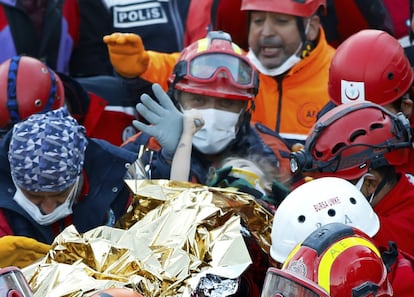 Elif Perincek, una niña de tres años sepultada bajo los escombros de un inmueble, es rescatada 65 horas después de producirse el terremoto en Turquía.