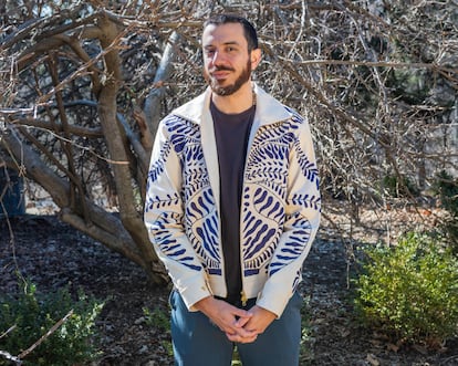 Kaveh Akbar, autor de '¡Mártir!' en el jardín delantero de su casa en Iowa City. 