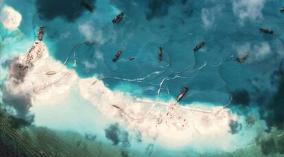Imagen aérea tomada por el CSIS de los trabajos de barcos chinos en un arrecife de las Spratly. / CSIS/AMTI
