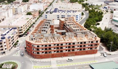 Edificio de Almoradí (Alicante) en obras de rehabilitación de 124 apartamentos de la empresa Carmon Inversores.