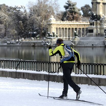 Un hombre practica esquí de fondo junto al estanque grande del parque del Retiro, en Madrid, aprovechando la nieve dejada por el paso de un temporal, el 11 de enero de 2010. Al fondo, en la imagen, el conjunto escultural dedicado al rey Alfonso XII. 