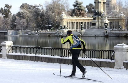 Un hombre practica esquí de fondo junto al estanque grande del parque del Retiro, el 11 de enero de 2010.