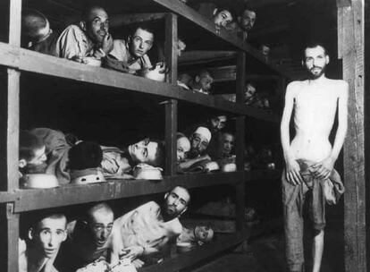 Prisioneros supervivientes del campo de exterminio de Buchenwald (Alemania), al final de la II Guerra Mundial.