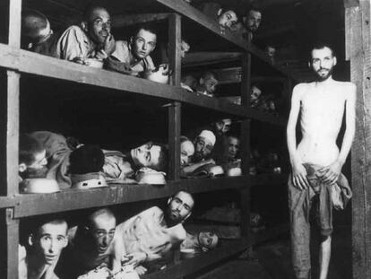 Prisioneros supervivientes del campo de exterminio de Buchenwald (Alemania), al final de la II Guerra Mundial.
