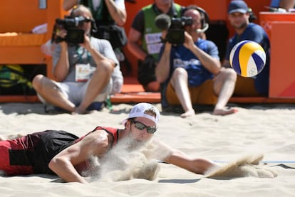 El candenc Samuel Schachter intenta arribar a la pilota durant un partit de voleibol platja mascul entre Brasil i Canad, a l'estadi Arena de Vley-Platja de Rio de Janeiro.