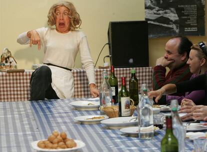 La actriz Paola Berselli, ayer, en la representación de <i>¿Teatro para comer?</i>, en el Centro Municipal de San Francisco, en Bilbao.