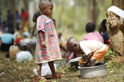 Un niño se baña en una olla en Mahama.