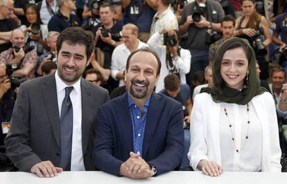 El director iraní Asghar Farhadi (centro) junto a la actriz Taraneh Alidoosti y el actor Shahab Hosseini, ayer en Cannes.