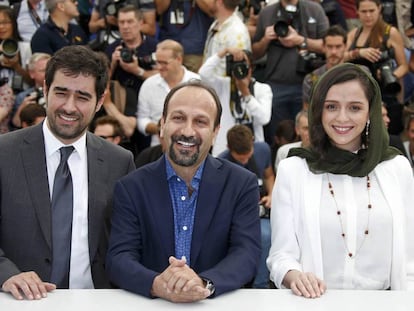 El director iran&iacute; Asghar Farhadi (centro) junto a la actriz Taraneh Alidoosti y el actor Shahab Hosseini, ayer en Cannes.