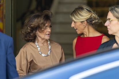 La vicepresidenta del Gobierno Yolanda Díaz habla con Carmen Calvo, actual presidenta del Consejo de Estado, este jueves en el Tribunal Supremo. 