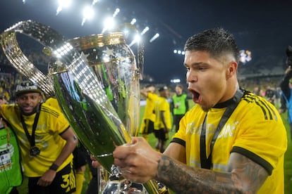 El colombiano Cucho Hernández, quien anotó el primer gol, sostiene el trofeo de la MLS Cup.