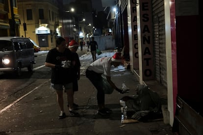 Miembros de la organizacin Anjos da Noite (?ngeles de la Noche) ofrecen comida a personas en situacin de calle durante la Nochebuena en el centro de S?o Paulo, Brasil.