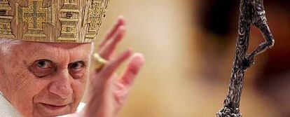 El papa Benedicto XVI, durante una misa en la basílica de San Pedro, en la Ciudad del Vaticano.