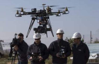 Presentación de los "drones" (vehículos aéreos no tripulados) que la compañía eléctrica Endesa empezó a utilizar en Tarragona para comprobar el estado de la red eléctrica y que ahora utiliza en el resto de España.