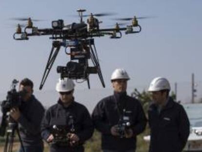 Presentación de los "drones" (vehículos aéreos no tripulados) que la compañía eléctrica Endesa empezó a utilizar en Tarragona para comprobar el estado de la red eléctrica y que ahora utiliza en el resto de España.