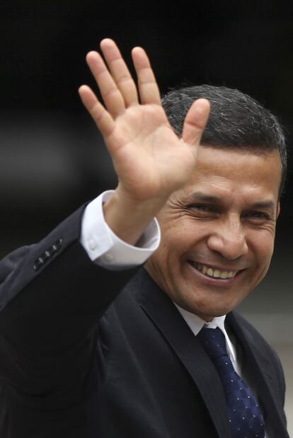 Ollanta Humala saluda tras una conferencia de prensa, el 18 de julio de 2011, días antes de asumir la presidencia de Perú