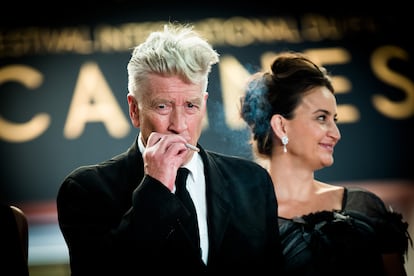 David Lynch fuma un cigarrillo al salir de la proyección de 'Twin Peaks' durante la 70ª edición del Festival de Cine de Cannes, el 25 de mayo de 2017 en Cannes, Francia.