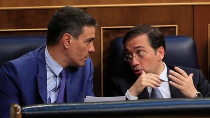 El presidente, Pedro Sánchez, conversa con el ministro de Asuntos Exteriores, José Manuel Albares, el miércoles en el pleno del Congreso, en el que el Gobierno ratificó su giro en la política sobre el Sáhara.