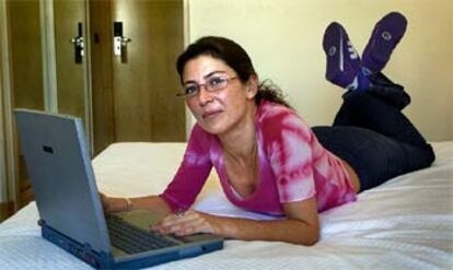 Sara Baras, con el ordenador que siempre la acompaña en sus viajes.