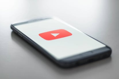 Logo YouTube en un smartphone