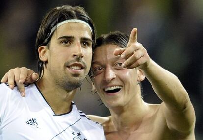 Khedira y Mesut Özil celebran el triunfo sobre Grecia.