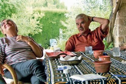 <b>El documental sigue a Maragall en su vida cotidiana. Aquí con su esposa en la casa del Ampurdá (Girona).</b>