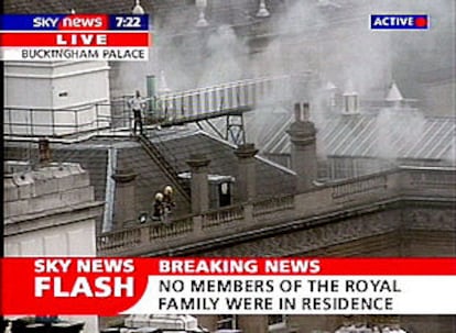 Imagen del incendio en el palacio de Buckingham tomada de la televisión británica Sky News.