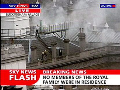 Imagen del incendio en el palacio de Buckingham tomada de la televisión británica Sky News.