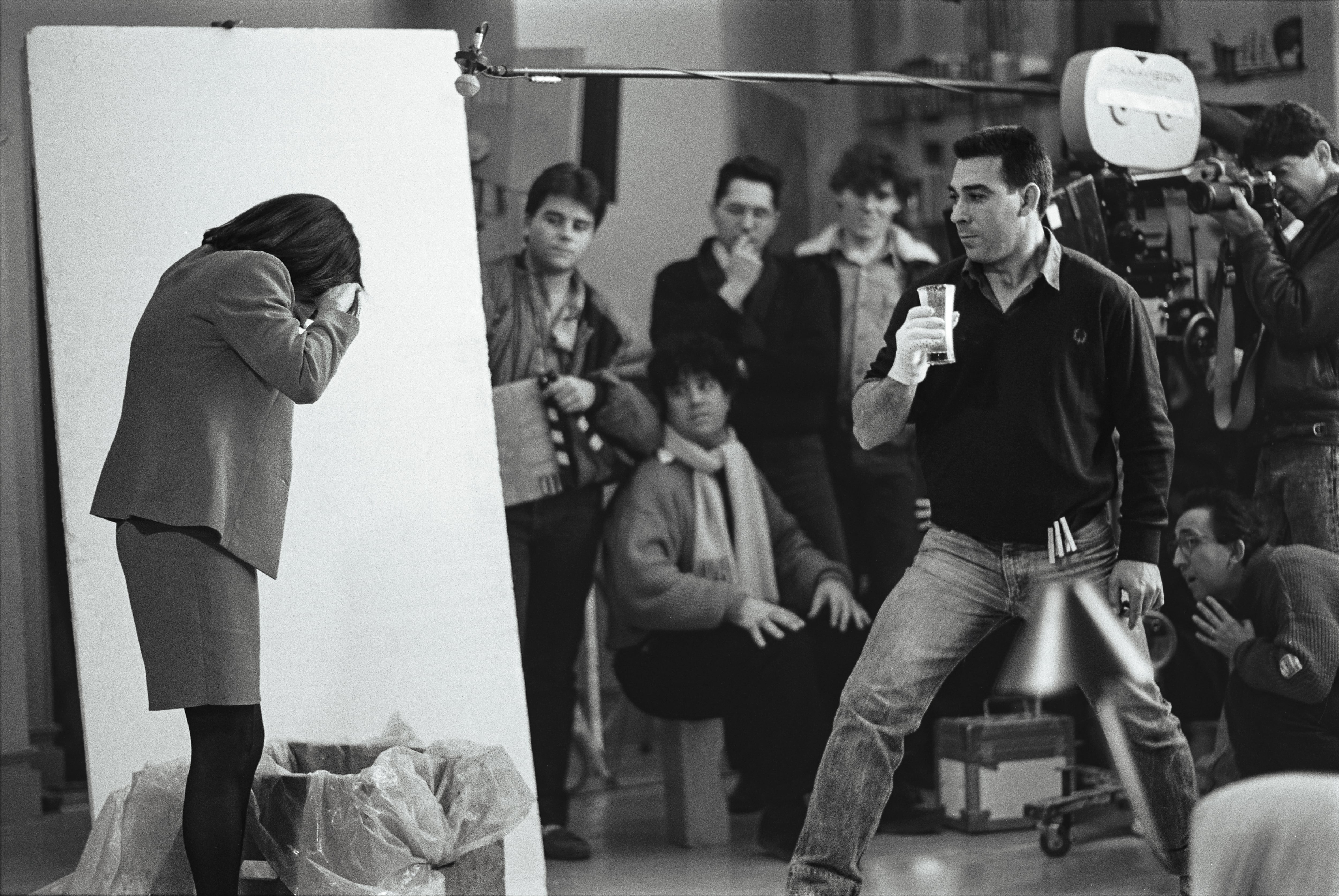 La fotografía inédita tomada por Jesús Ugalde con su Leica en el rodaje de 'Mujeres al borde de un ataque de nervios'. En ella se ve a la actriz Carmen Maura, agachada, y, al fondo, sentado, al director Pedro Almodóvar.