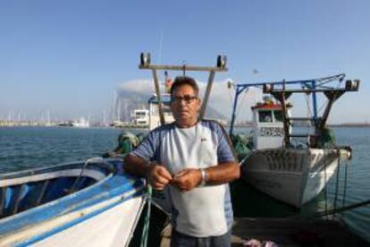 El patrón mayor de la cofradía de pescadores de La Línea de la Concepción (Cádiz), Leoncio Fernández en el puerto de La Linea donde ha expresado a EFE su satisfacción por el anuncio del Gobierno de habilitar dos nuevos caladeros "provisionales" para los barcos afectados por el conflicto con Gibraltar.