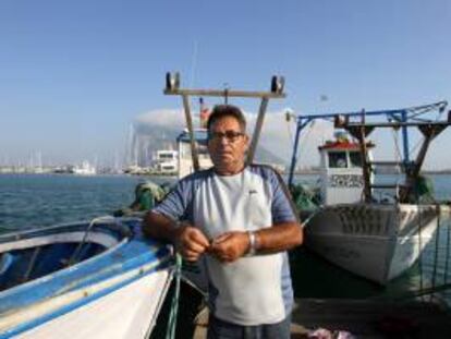 El patrón mayor de la cofradía de pescadores de La Línea de la Concepción (Cádiz), Leoncio Fernández en el puerto de La Linea donde ha expresado a EFE su satisfacción por el anuncio del Gobierno de habilitar dos nuevos caladeros "provisionales" para los barcos afectados por el conflicto con Gibraltar.
