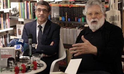 Patxi López y Joaquín Estefanía, en la presentación del libro del candidato del PSOE.