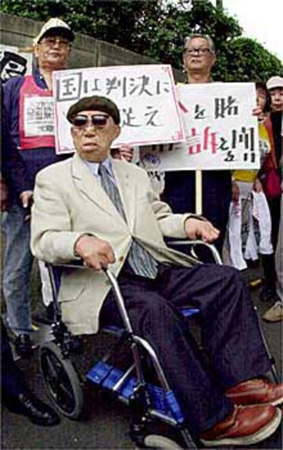 Protesta de afectados por la lepra, el martes, en Tokio.