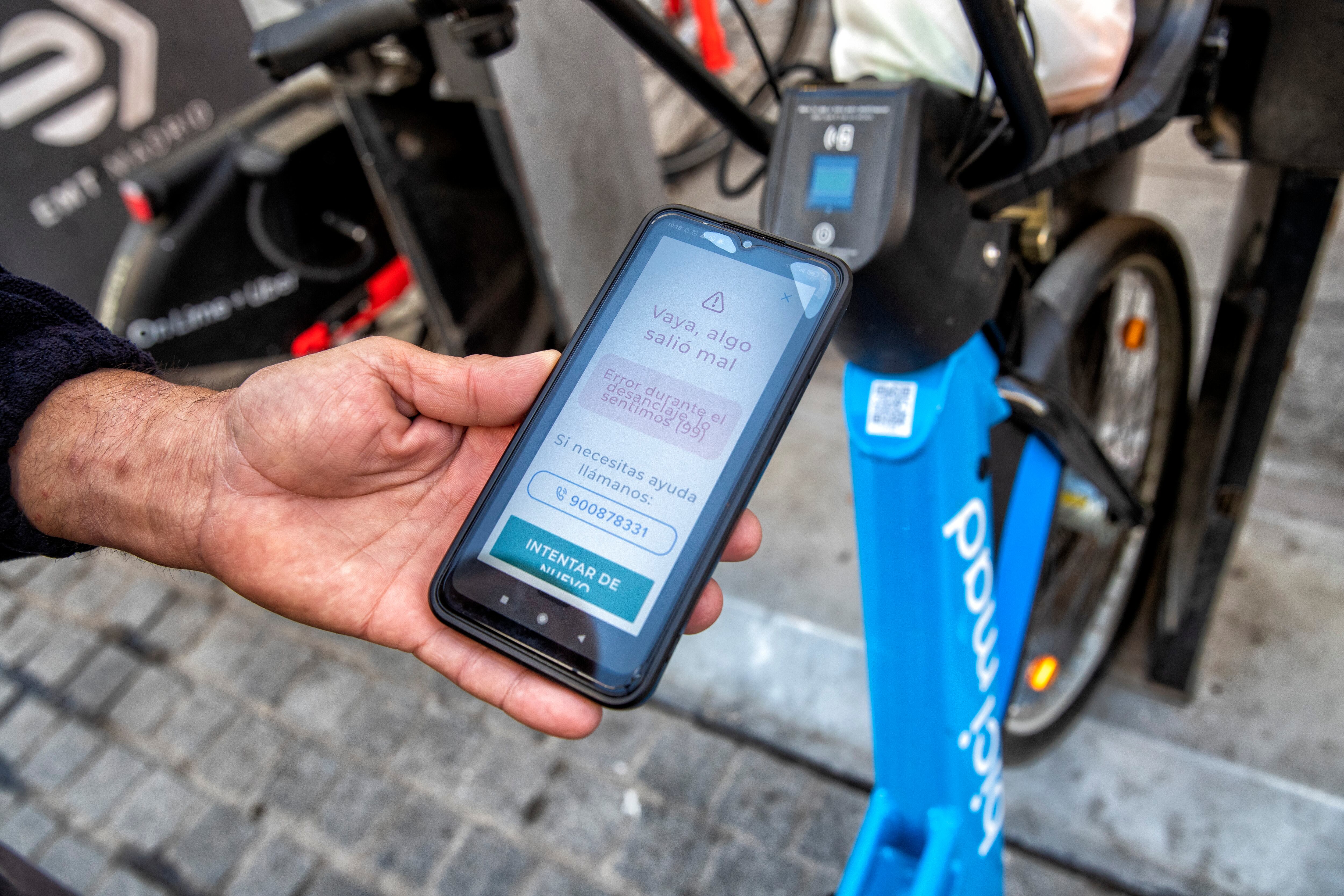 Un usuario comprueba cómo falla la 'app' de Bicimad ante una de las bicis nuevas. 